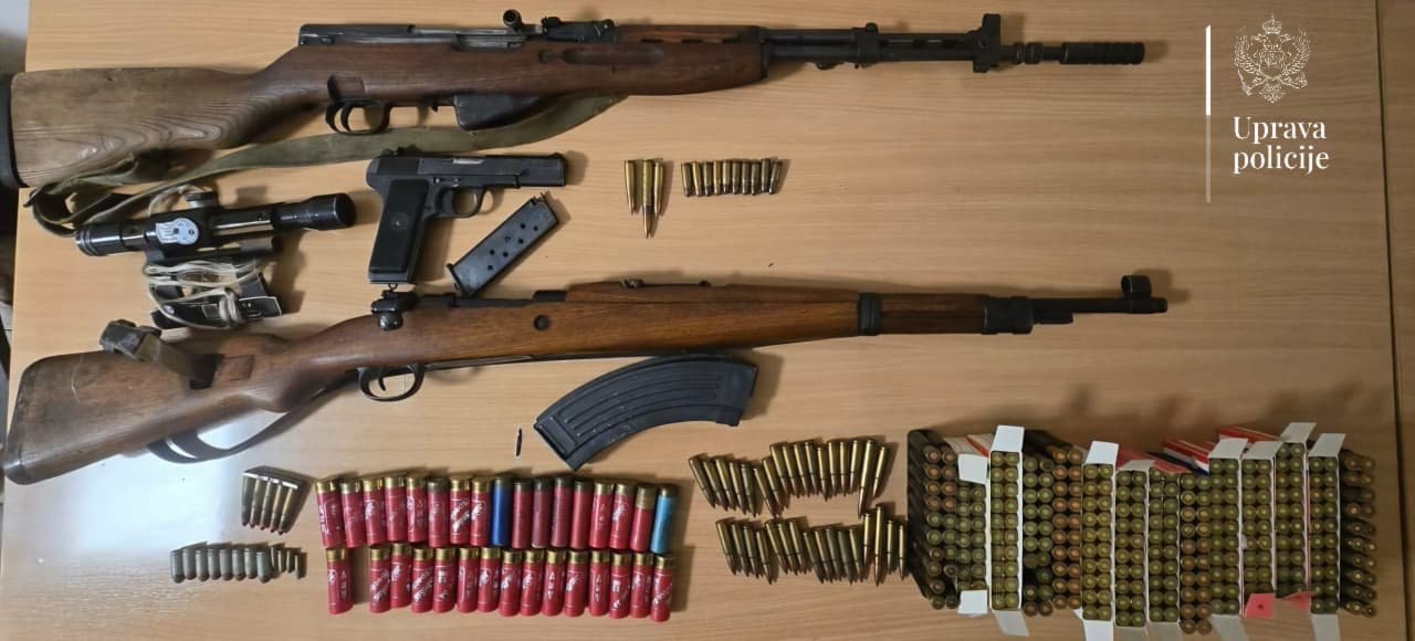 U Plužinama pronađeno oružje i više od 370 metaka: Policija pretresla dva objekta
