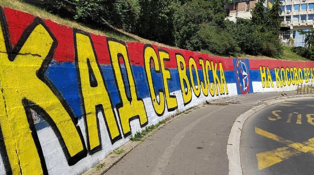 Grafiti sa natpisom „Kad se vojska na Kosovo vrati“ na više lokacija u Beogradu