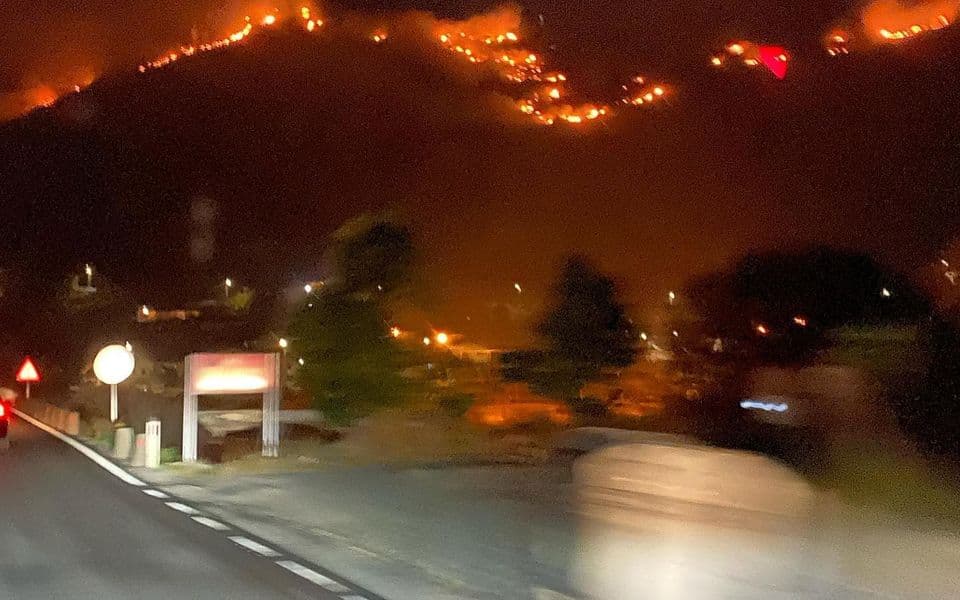 Ekipe na terenu u Vranjini, sa mještanima gase požar