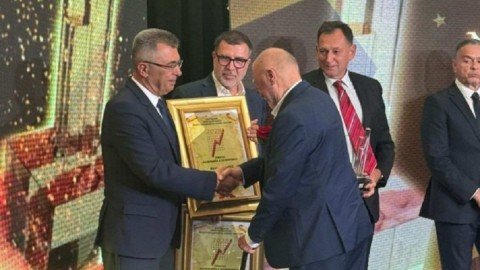 Stipe Mesić lično uručio nagradu Đukanoviću... ali Milutinu