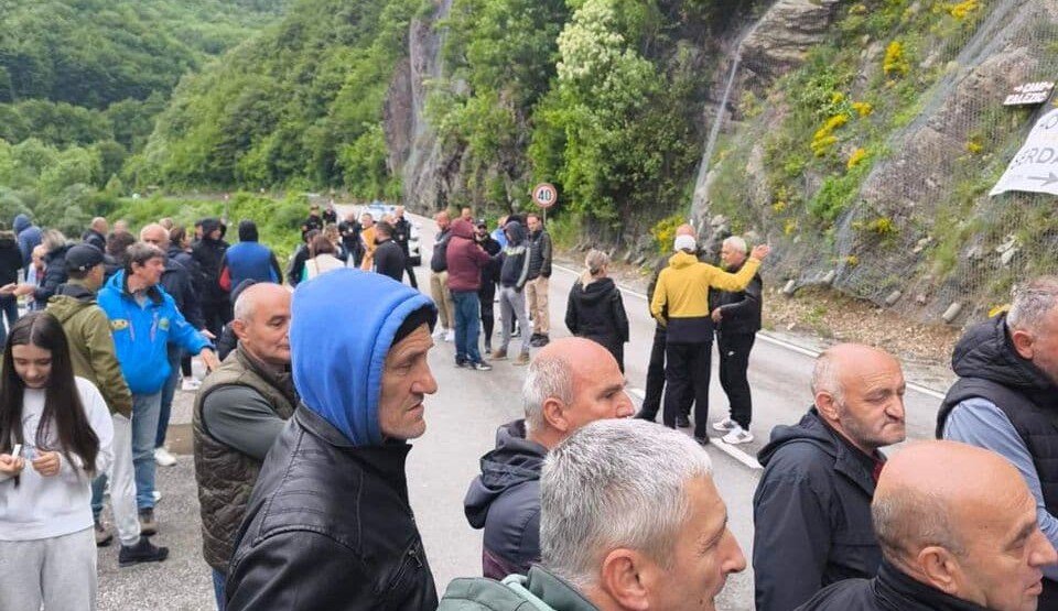 Mještani tri opštine blokirali saobraćaj na putu Mojkovac – Kolašin, uputili peticiju Spajiću