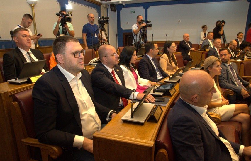 Klub poslanika DPS: Političku smjenu Nermina Abdića SMS porukom, mogu da osmisle samo kukavice