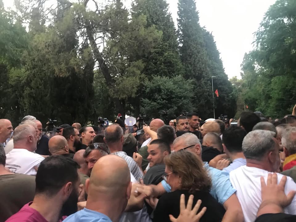 DPS: Crnogorska policija pod komandom Lazara Šćepanovića večeras štiti one koji rade sve da Crne Gore ne bude a napada građane i intelektualce