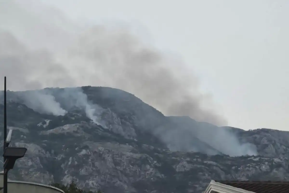 Dim iz Brajića stigao do Cetinja, sjutra gašenje helikopterom