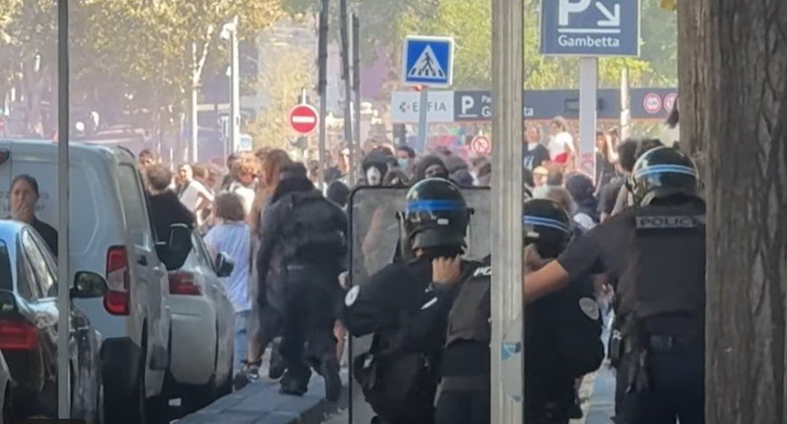 Veliki sukobi Francuza sa policijom na protestima, uhapšeno blizu 500 ljudi