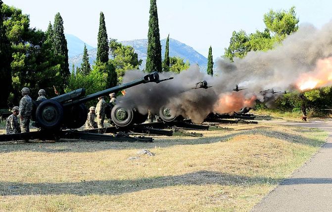 Da je vječna: Počasna artiljerijska paljba s platoa brda Gorica