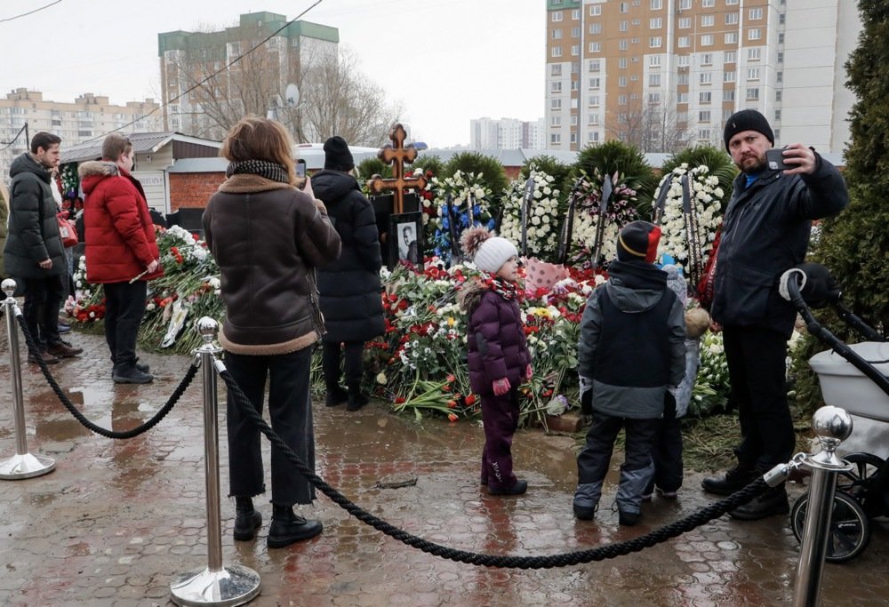 Grob Navaljnog zatrpan cvijećem, Rusi u dugačkoj koloni čekaju da mu odaju poštu