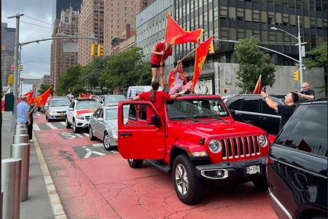 Pogledajte snimke i fotografije: Patriotska auto-kolona u Njujorku