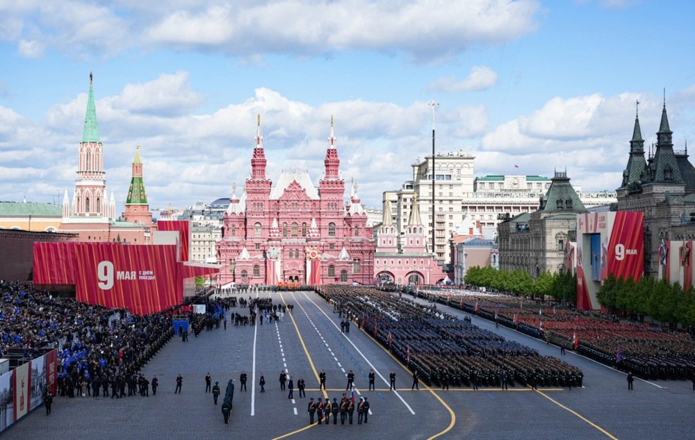 Vojna parada u Moskvi uz poruke protiv Zapada, Putin pozdravio sjevernokorejske vojnike