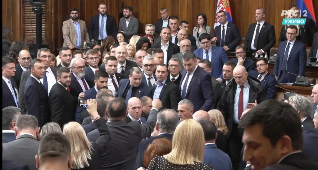 Skupština Srbije usvojila  Izveštaj o pregovorima s Prištinom, Vučić najavio borbu za ZSO