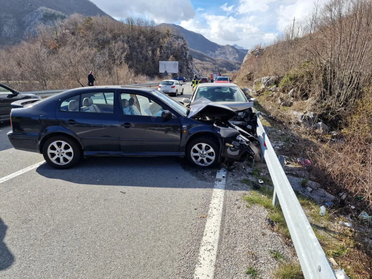 Pet osoba povrijeđeno u sudaru kod Cetinja