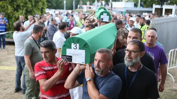 Tabuti sedam žrtava genocida u Srebrenici preneseni na rukama iz bivše Fabrike akumulatora do Musale