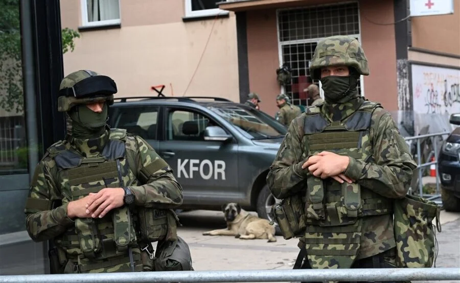 KFOR o optužbama britanske poslanice: Nema dokaza o švercu oružja u pravoslavnim crkvama na Kosovu