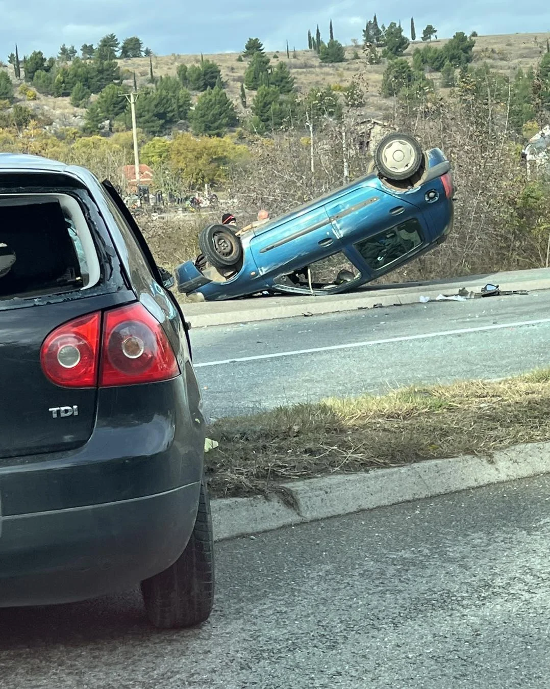 Žestok sudar u Zeti, automobil završio na krovu, dvije osobe povrijeđene