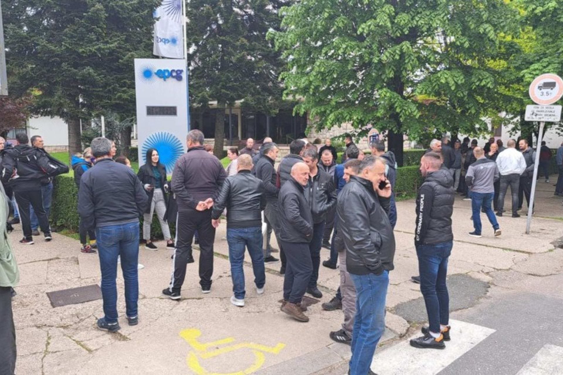 Radnici Željezare prekinuli protest, isplata obećana za ponedjeljak