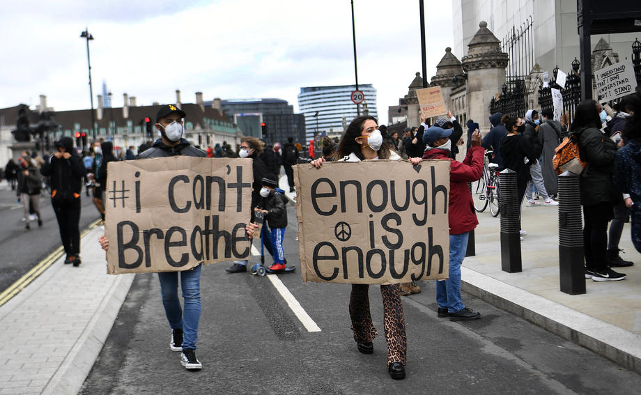 Haos u Londonu: Oborili policajca sa konja, protesti se otrgli kontroli