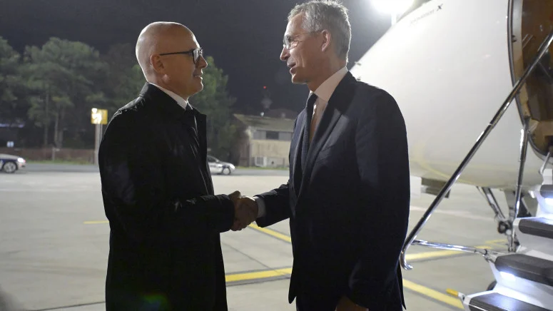 Stoltenberg stigao u Srbiju, dočekao ga ministar Vučević