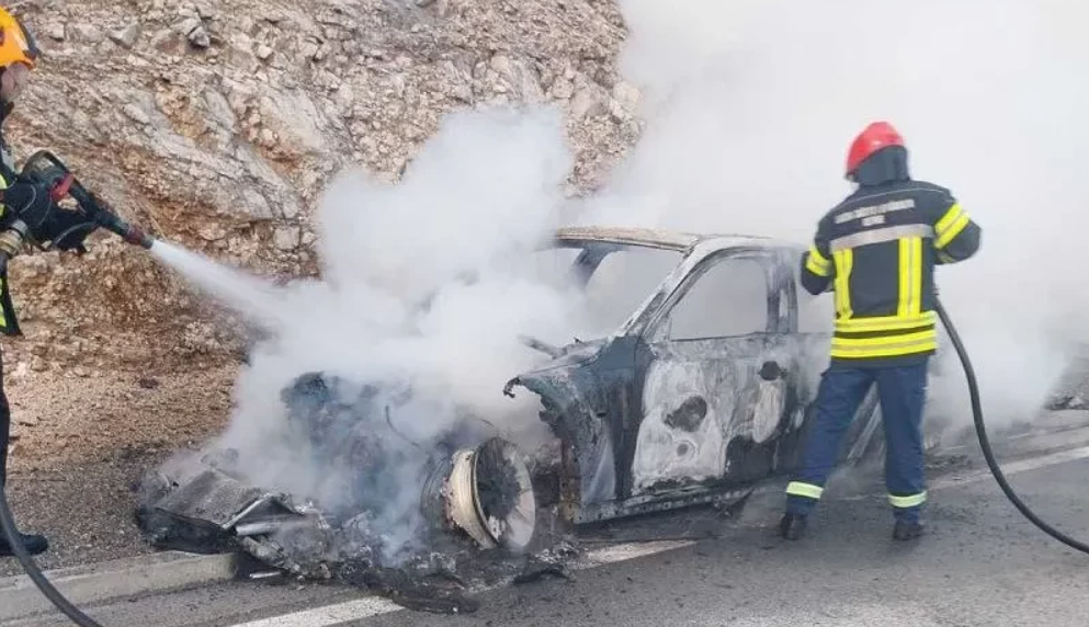 Izgorio automobil na putu Podgorica-Cetinje
