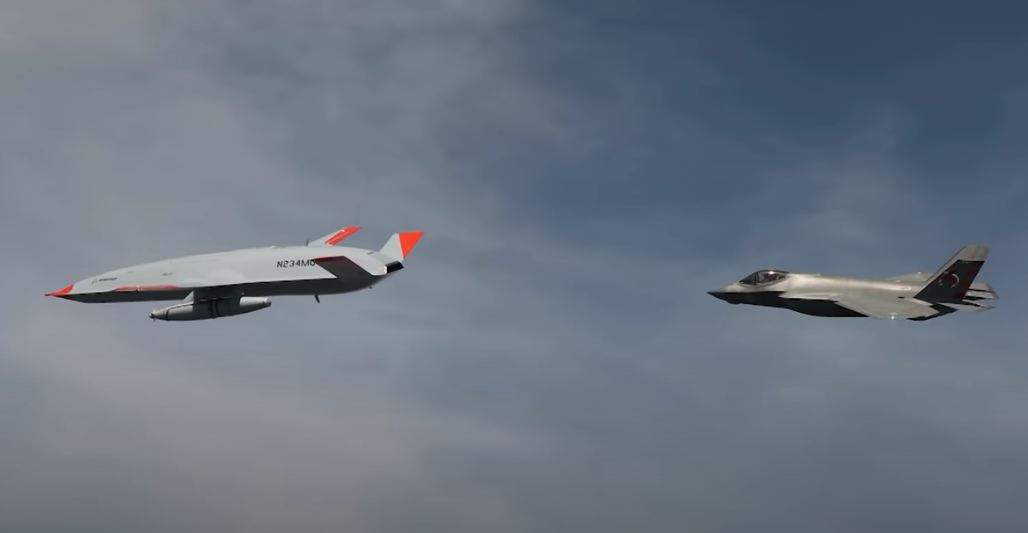 Boingov bespilotni dron tanker gorivom napunio američki borbeni avion