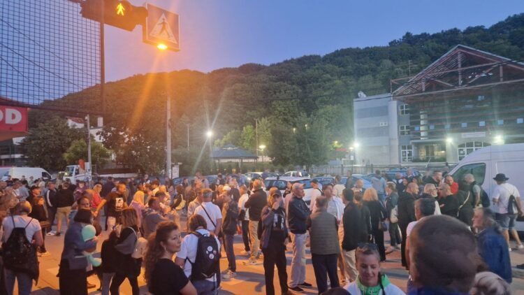 Ruke su vam krvave: Novosađani prvo obišli zgradu rektora, pa otišli na adresu Maje Gojković