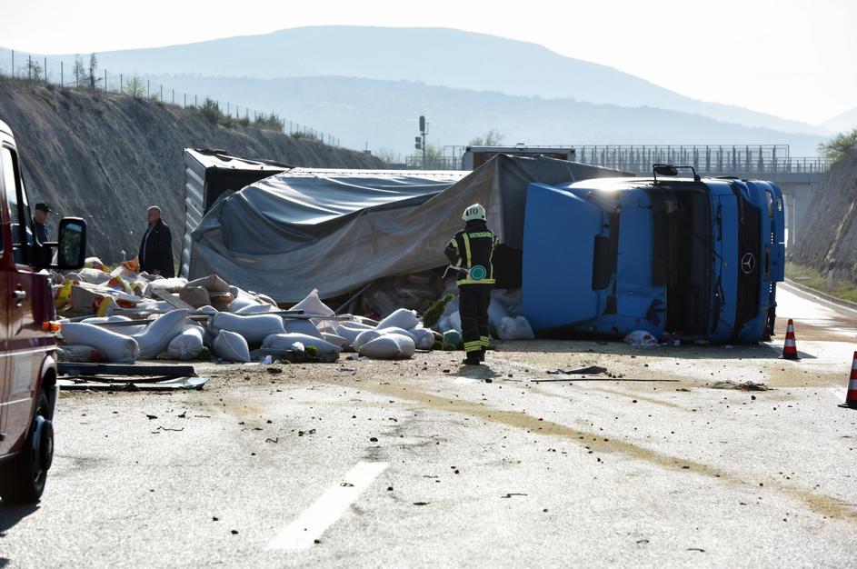 Haos na auto-putu u Hrvatskoj: Probio zaštitnu ogradu i prevrnuo se