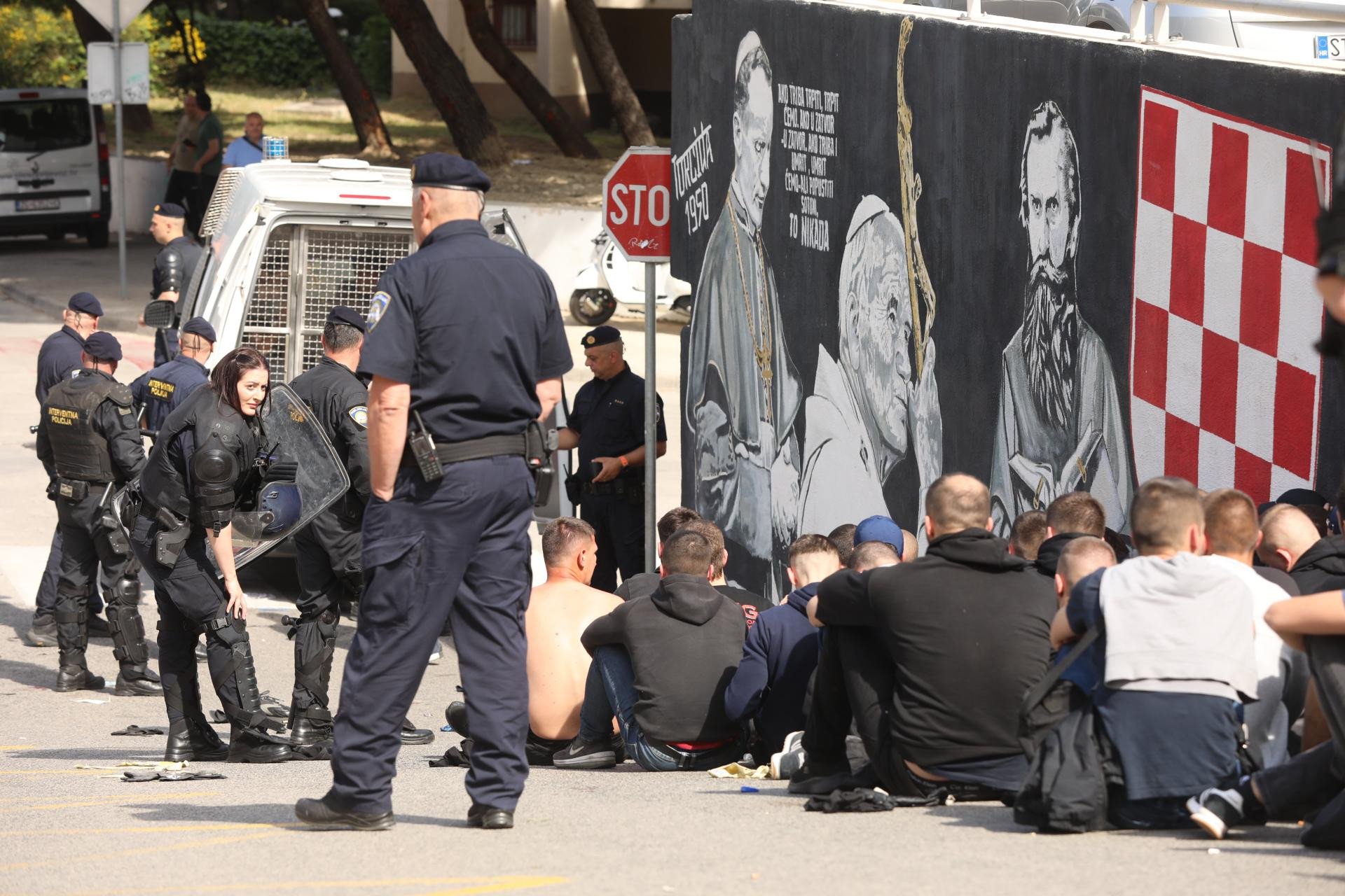 Više od 100 privedenih u Splitu! Pogledajte kako je policija ‘postrojila‘ huligane i što im je sve našla