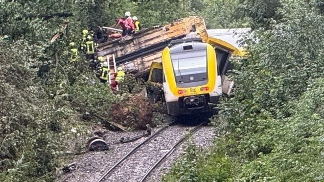 Tragedija u Njemačkoj: Voz ispao iz šina, poginulo više osoba