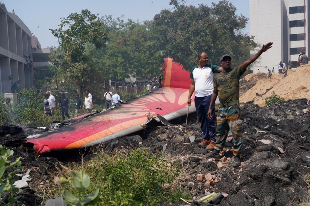 Objavljeni prvi snimci: Pao putnički avion u Indiji, u njemu bile 242 osobe