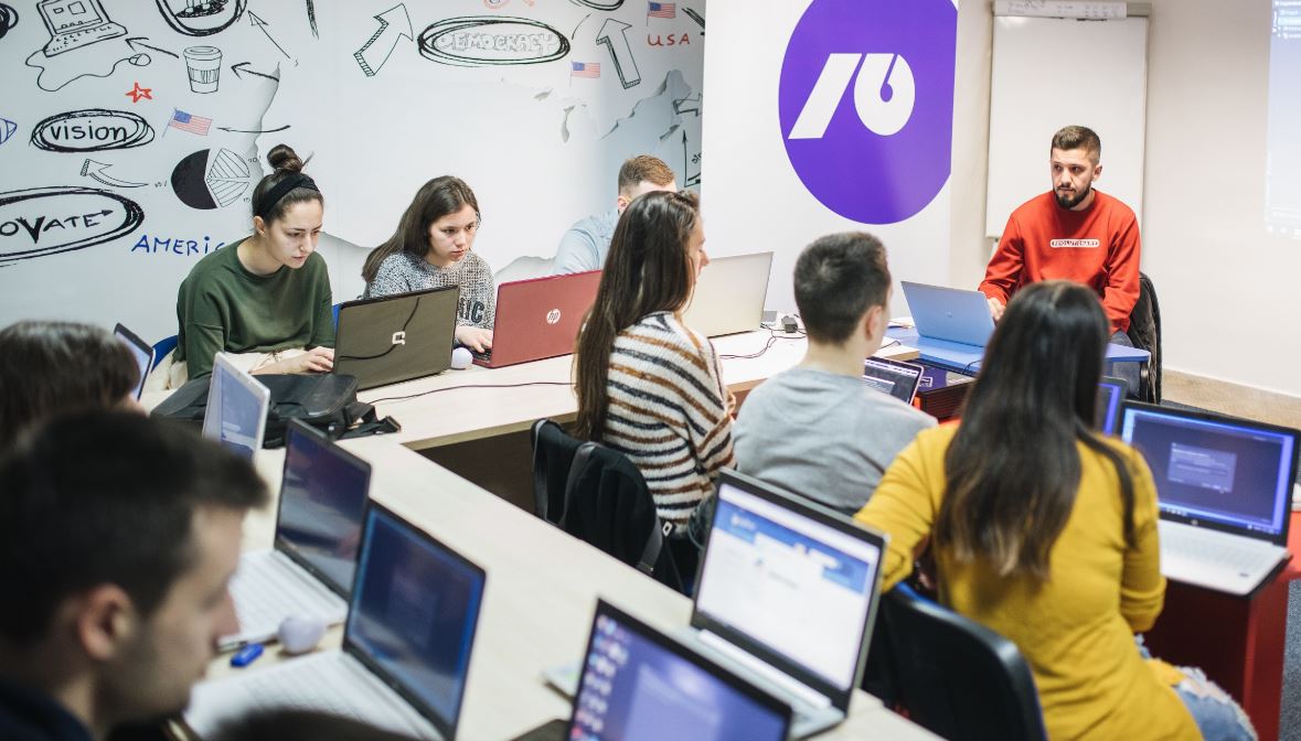 Besplatna programerska obuka za 27 srednjoškolaca na Cetinju i Golubovcima
