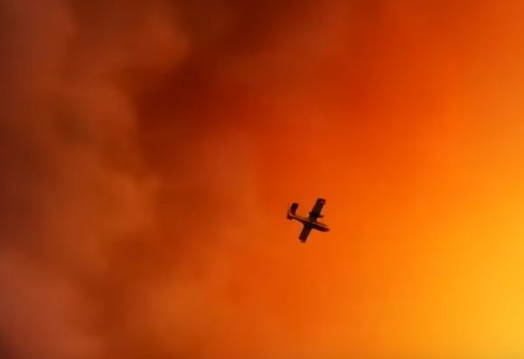 Nevjerovatan snimak iz Grčke: Kanader ulazi u "pakleno" nebo
