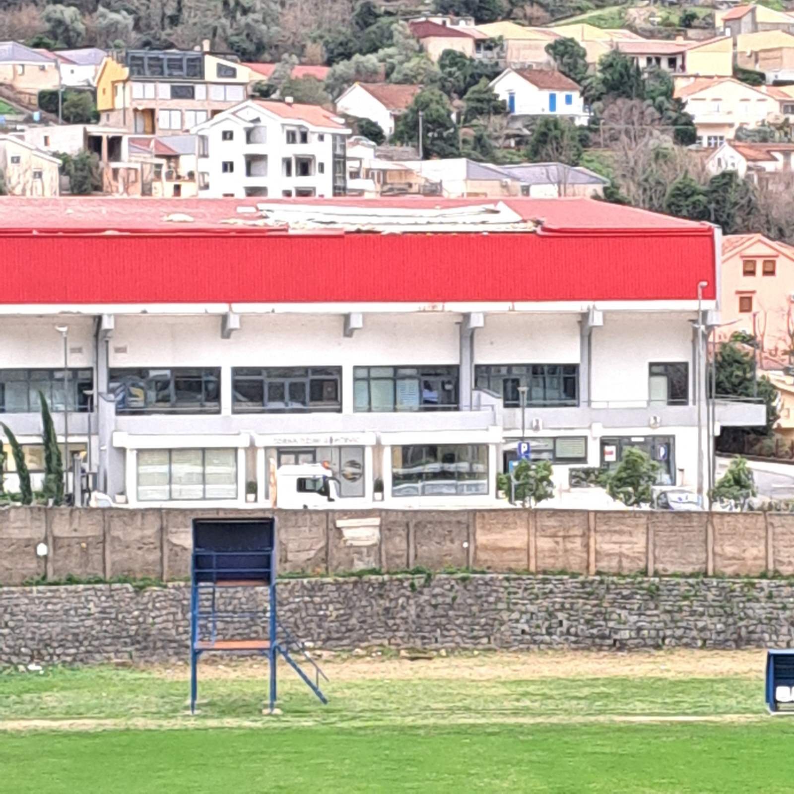 Vjetar oštetio krov kotorskog bazena