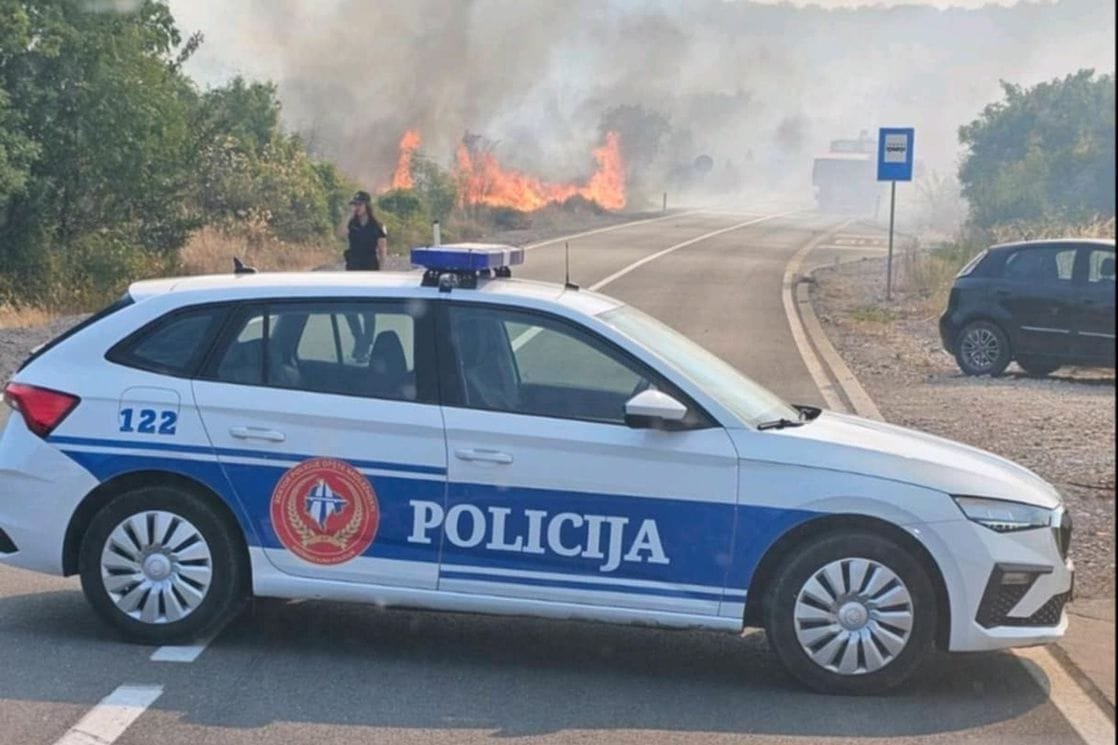 Požar u Kokotima: Vatra se približila pumpi, gase i zaposleni, pomaže i vojska