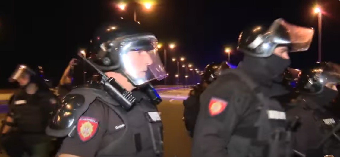 Srbija: Žandarmerija razbila blokadu auto-puta „Miloš Veliki“, odgurnuti novinar i snimatelj N1