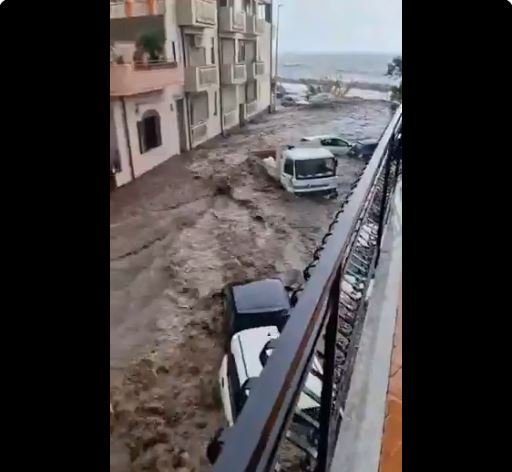 Ulice na Siciliji pod vodom: Vatrogasci iz podruma izvlačili stanare, poplava nosila automobile