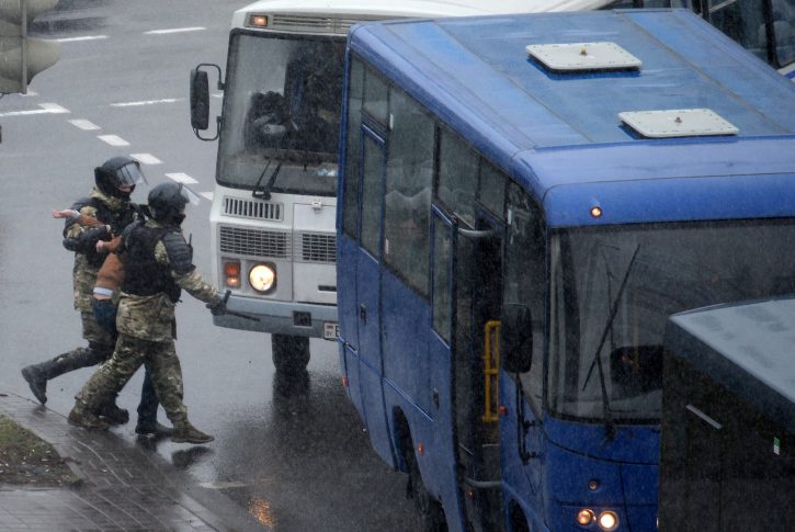 Najmanje 320 uhapšenih u Minsku, policija tukla demonstrante