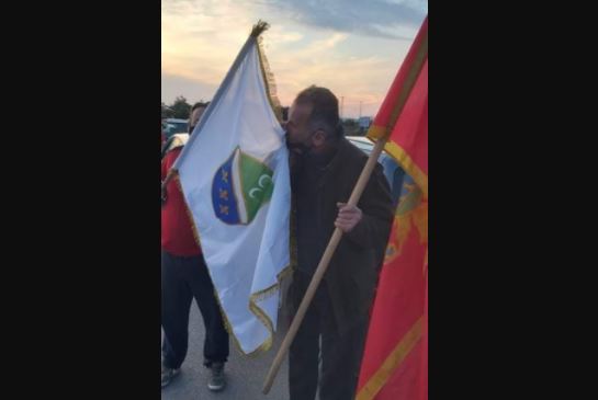 Poruka večeri iz Bara: Crnogorac ljubi bošnjačku zastavu