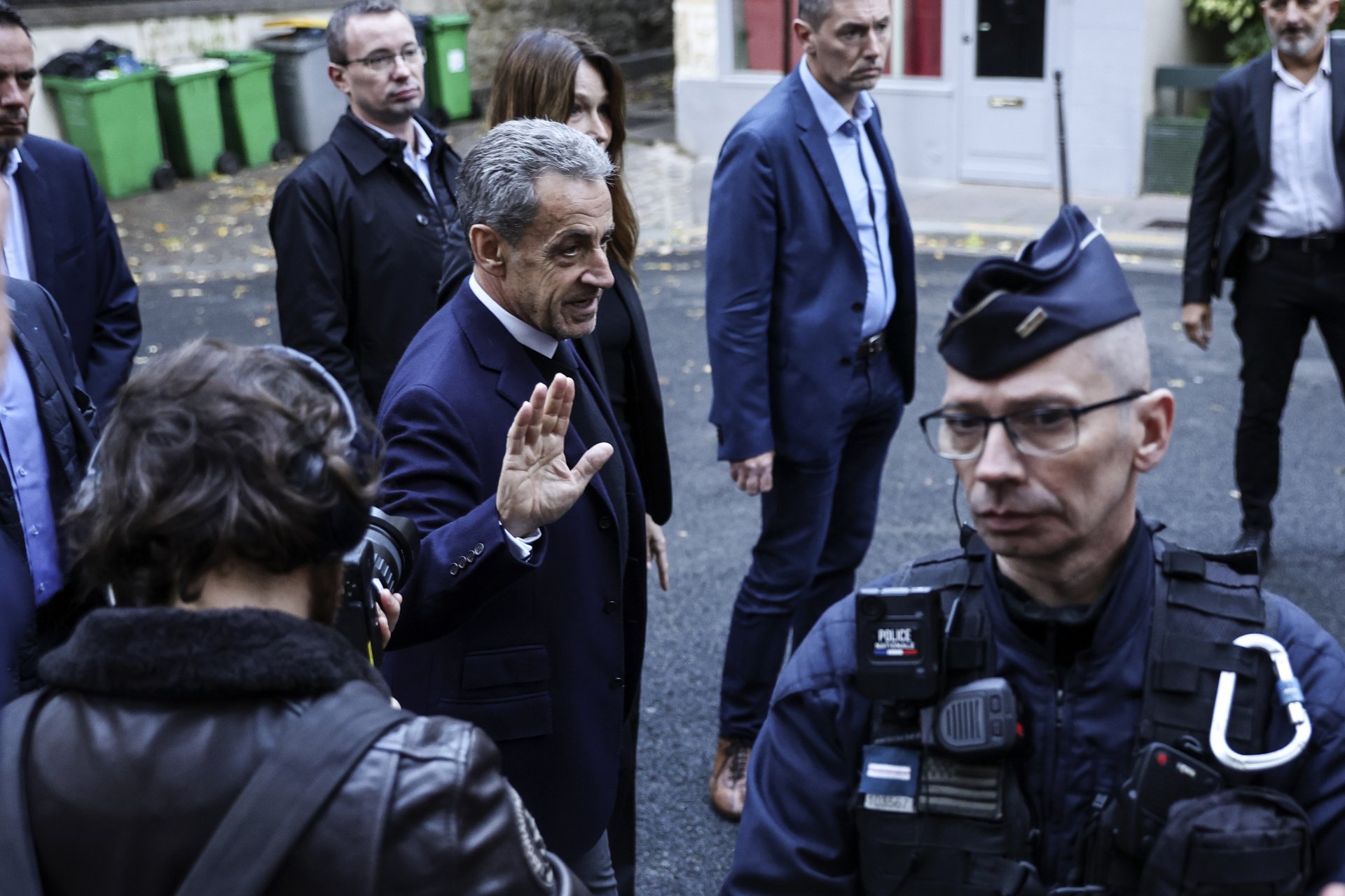 Haotična noć u pariskom zatvoru: Sarkozi dočekan uvredama i prijetnjama