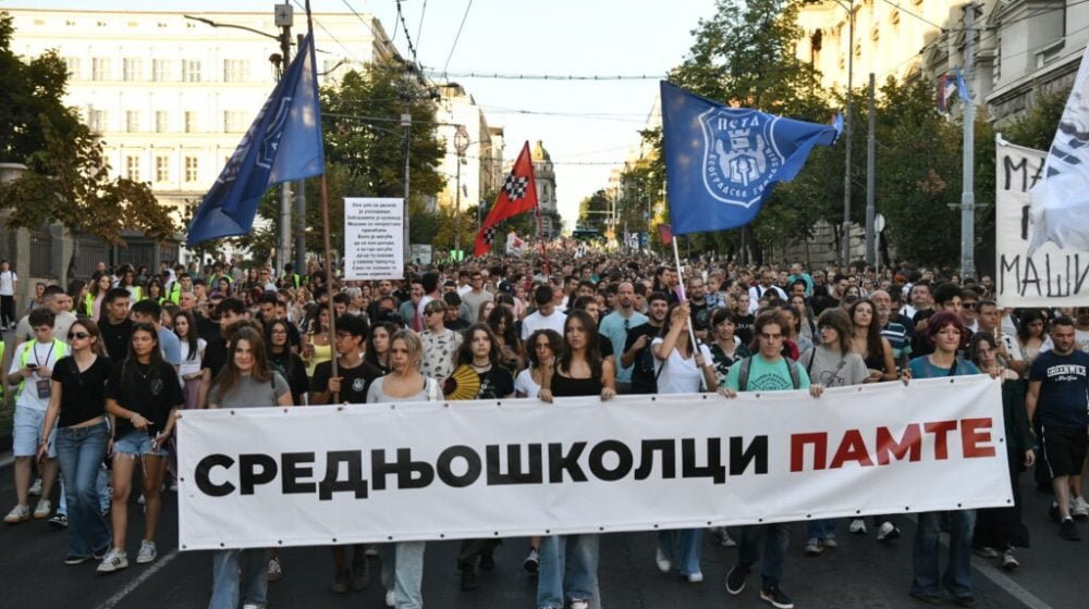 VIDEO iz drona: U Beogradu i Novom Sadu veliki komemorativni skup, napeto i večeras ispred DIF-a, policija interveniše