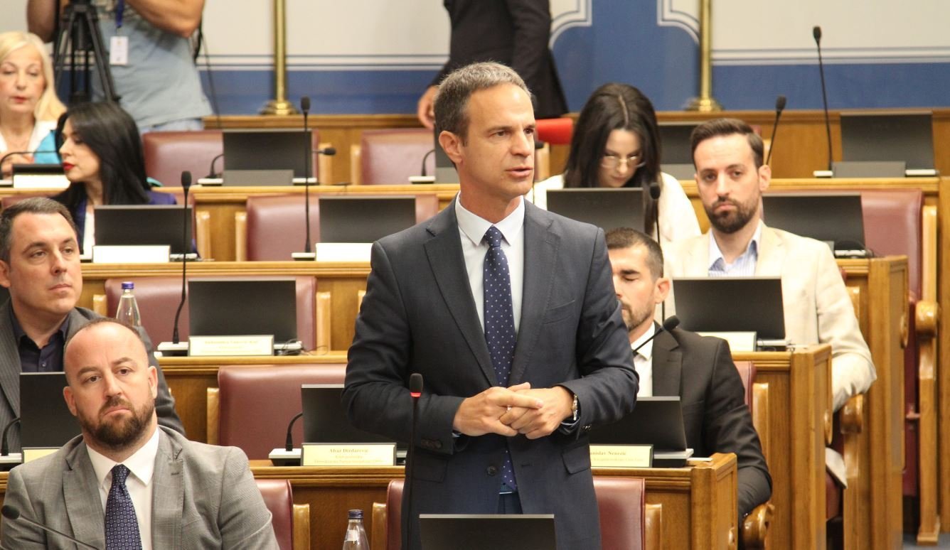 Mugoša: Većina nastavlja da unižava parlament