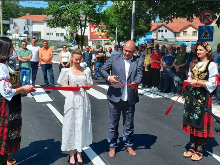 Vraneš svečano otvorio prvi kružni tok u Pljevljima, vrpcu držale folklorašice u narodnoj nošnji Srbije
