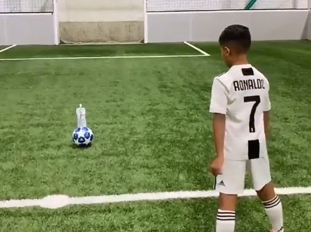 Dječak riješio 'Mesijev izazov' u Ronaldovom dresu