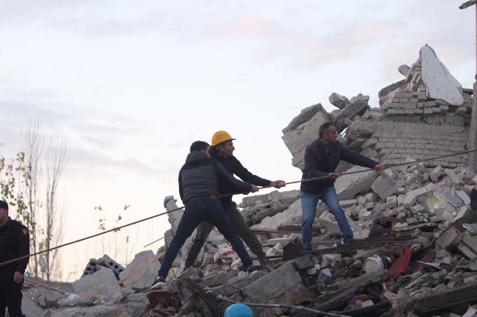 Dva dana uklanjali tone betona i šuta: Iz ruševina izvučen muškarac