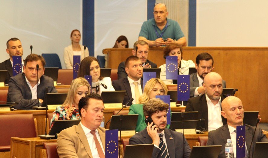 PES: Zabrinjava oslobađajuća presuda za Perović, reforma pravosuđa nužna
