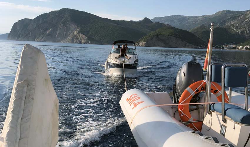 Kod Kraljičine plaže spašena petočlana posada sa glisera