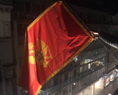 Ekskluzivne fotografije: Nakon što su je huligani "strijeljali", crnogorska zastava vijori u Beogradu! Sama se odbranila!