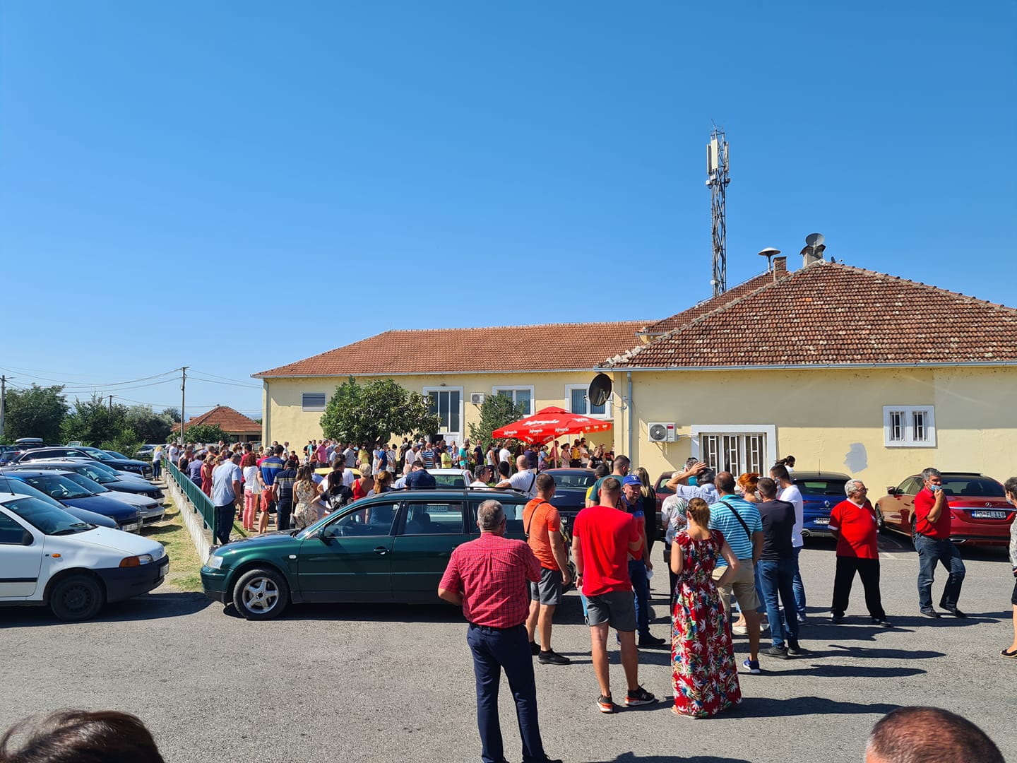 CDT: Ispred pojedinih biračkih mjesta velike gužve, ne poštuje se distanca