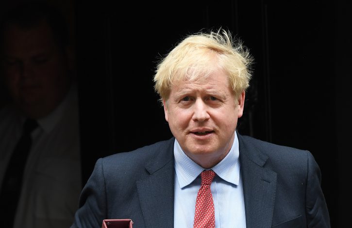Boris Džonson odlučio da nastavi mandat, uprkos ostavkama u vladi