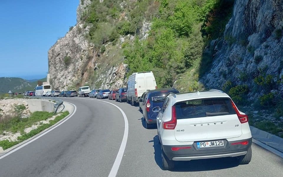Udes na putu Cetinje-Budva, jedna osoba povrijeđena