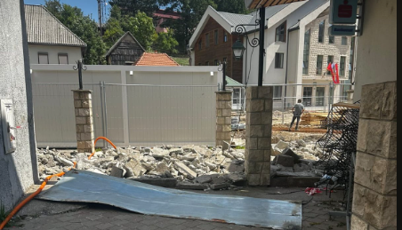 Žena povrijeđena u Mojkovcu kada je na nju pala tabla lima na nezagrađenom dijelu gradilišta gradskog trga