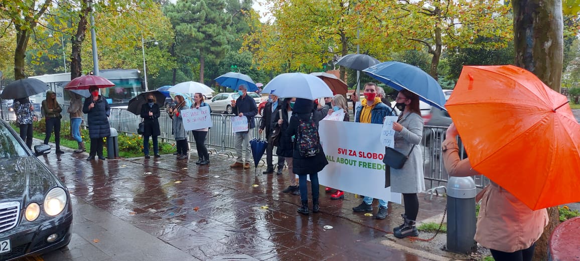 Protest ispred Skupštine: Progoni, prijetnje i ucjene podsjećaju na devedesete